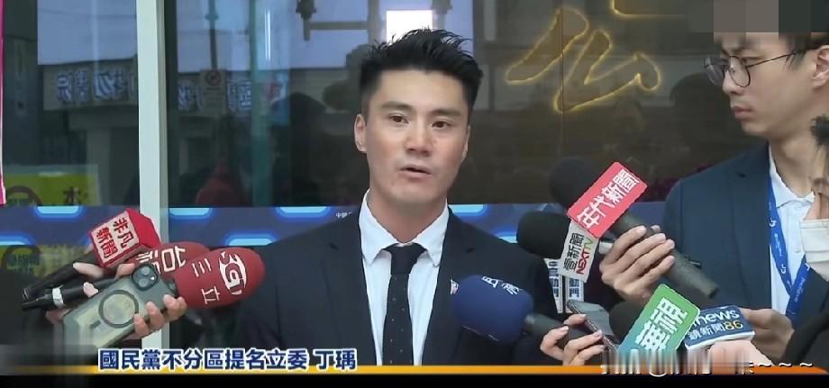 斗起来了？[捂脸哭]扶不起来的阿斗吗？国民党前主席朱立伦提拔起来的一个年轻小伙子