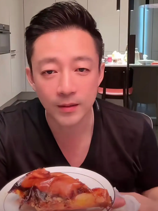 我有种强烈的预感汪小菲摆脱不了S妈了原因很简单当时豪宅的珠宝问题，小S已