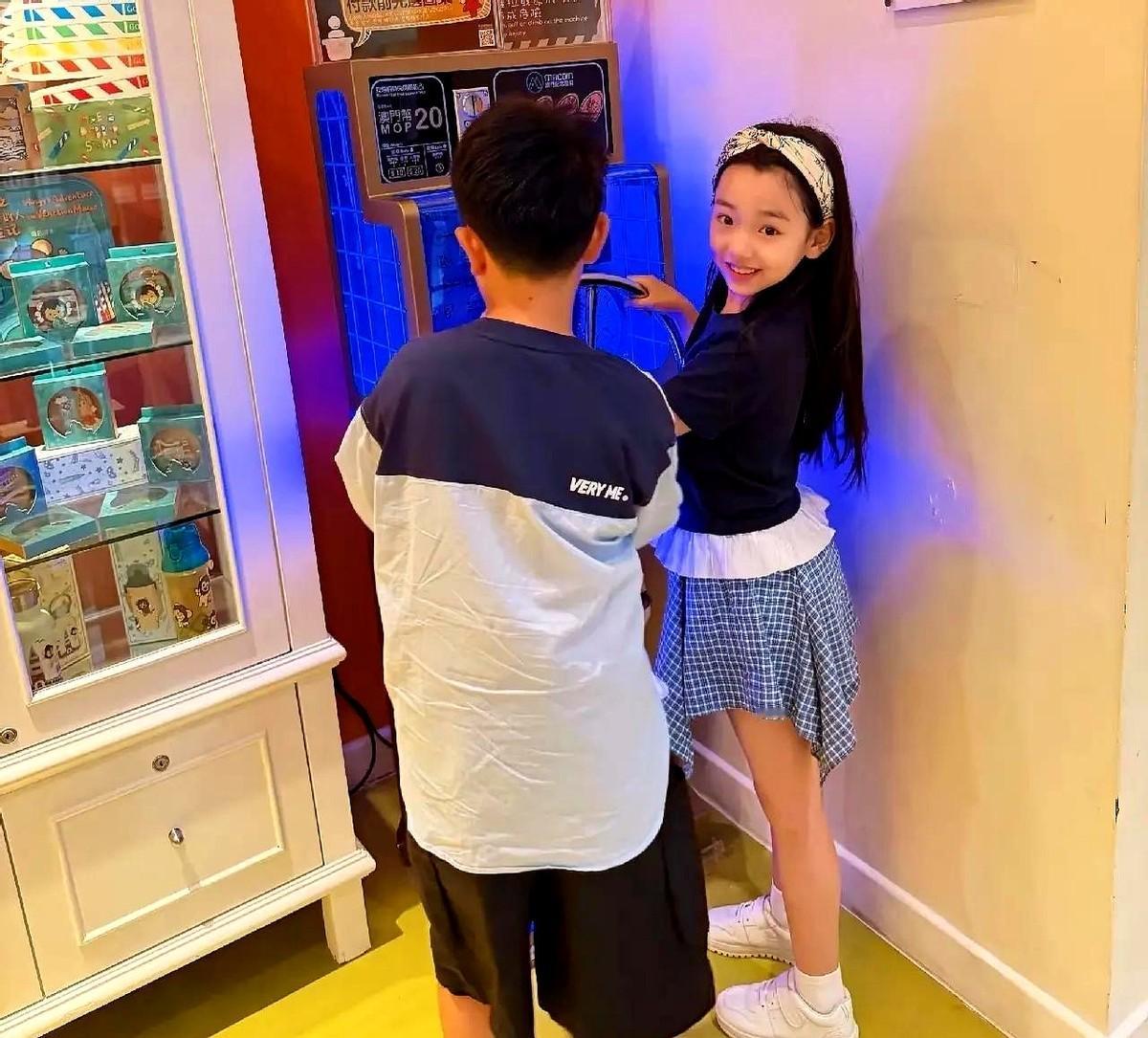 佟丽娅一早在微博甩出一张大红玫瑰配自拍照，配文祝董璇“婚后第一个生日快乐”，配图