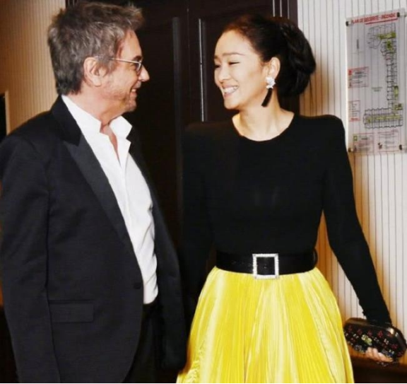 2018年，70岁的米歇尔拿着5个亿向52岁的巩俐求婚。巩俐却说：“我差的不是钱
