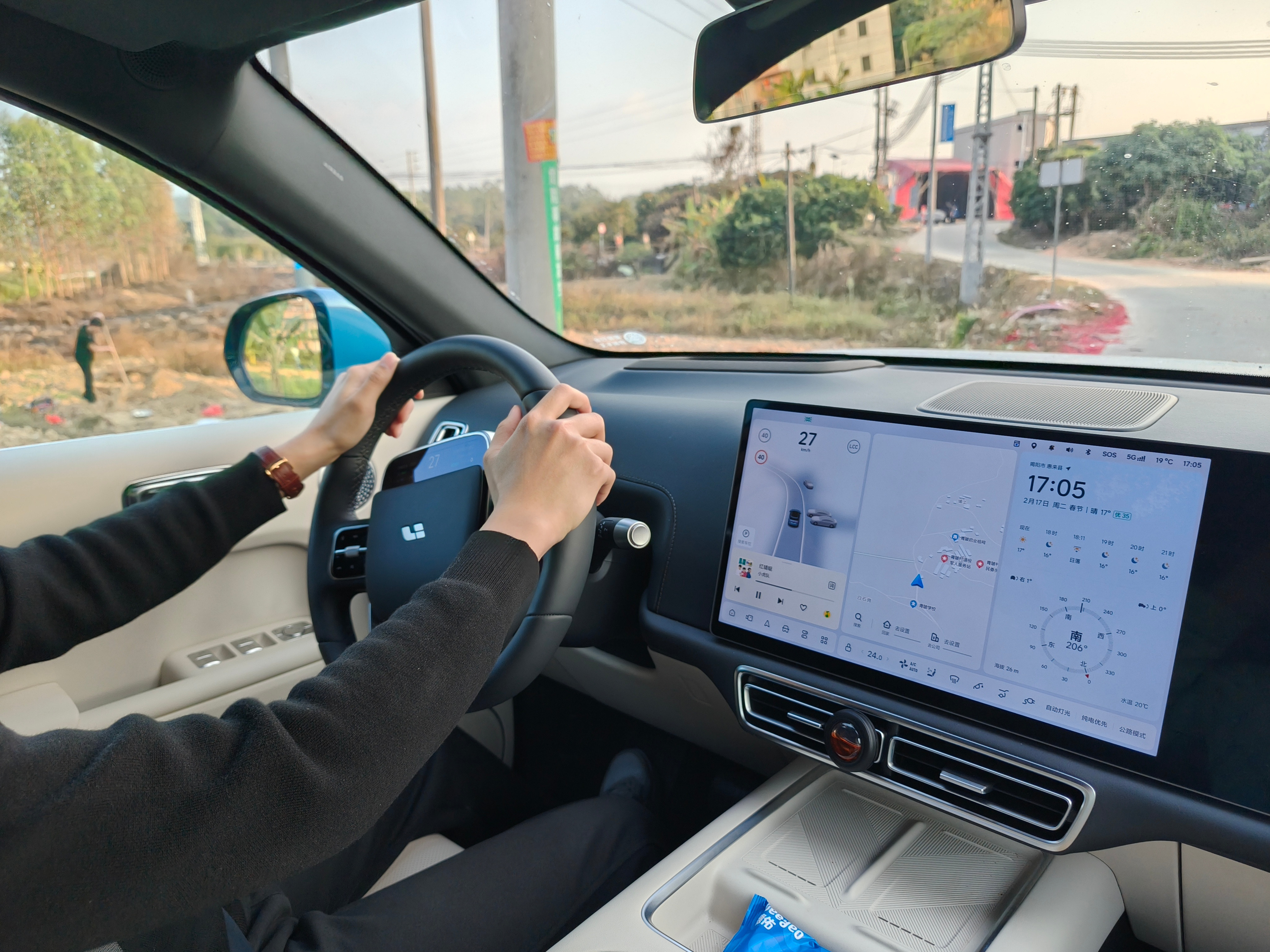 昨天同事下午把理想L7Ultra给堂弟试了一下，他是合资SUV的车主，