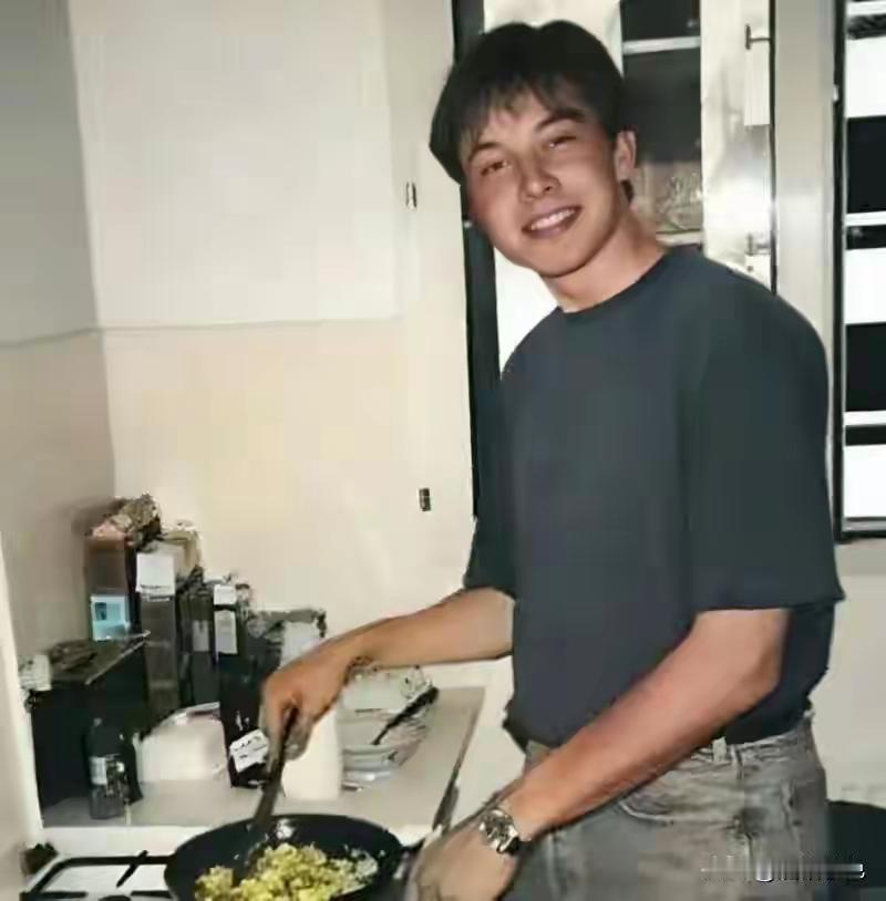 马斯克一定很满意他自己的基因，所以才生那么多娃，而且还是儿子居多。他一定很想有儿