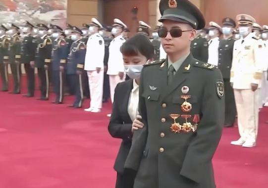 在网上看见有人给杜富国算了笔账：月津贴3万2，180平的房子，水电燃气全