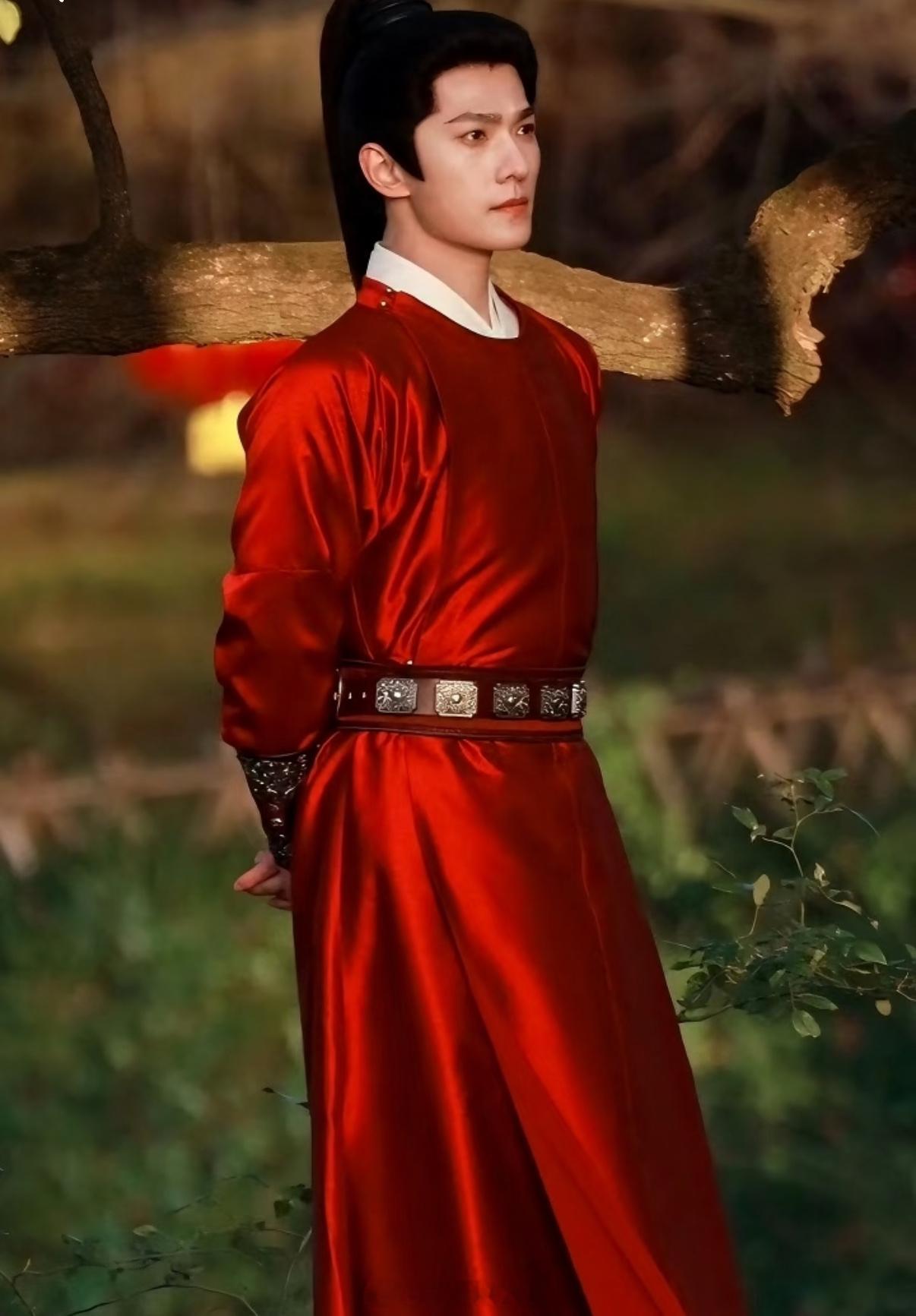 红衣展昭薄怒微嗔杨洋展昭薄怒微嗔谁懂啊终于等到杨洋的武侠古装了！红衣展昭氛围感直