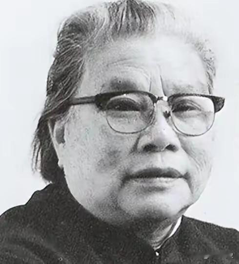 1983年9月25日，一辆黑色轿车缓缓驶出北京的一处大院。坐在后座的老太太突然开