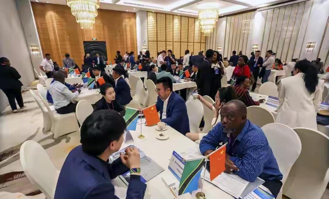 刚给非洲53国全面零关税，转头12国集体锁矿，还开口索要AI核心技术，这合作到底