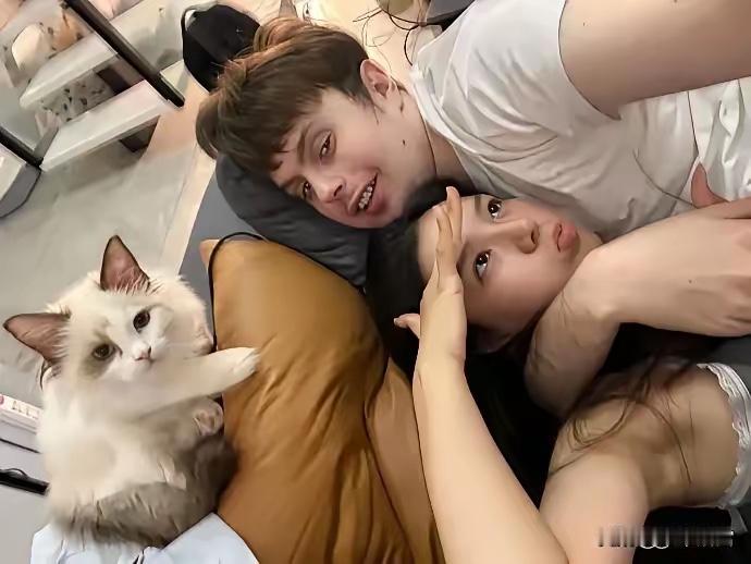 快醒醒吧！女孩们外籍英语老师在外网发言：“白人即使有自闭症，也很受欢迎。”太炸