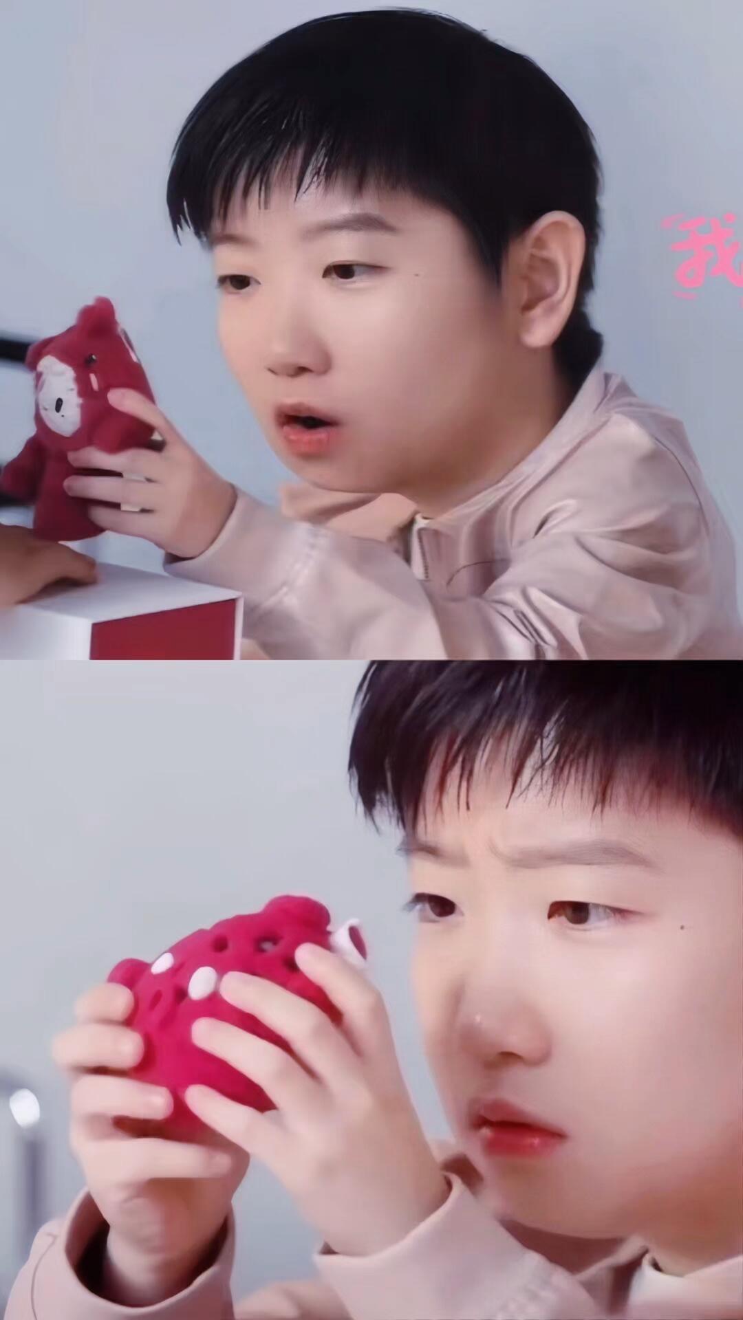 孙颖莎这小手和眼神，真要把大家萌化！下面一张，小孩子的表情展现的淋漓尽致，好像