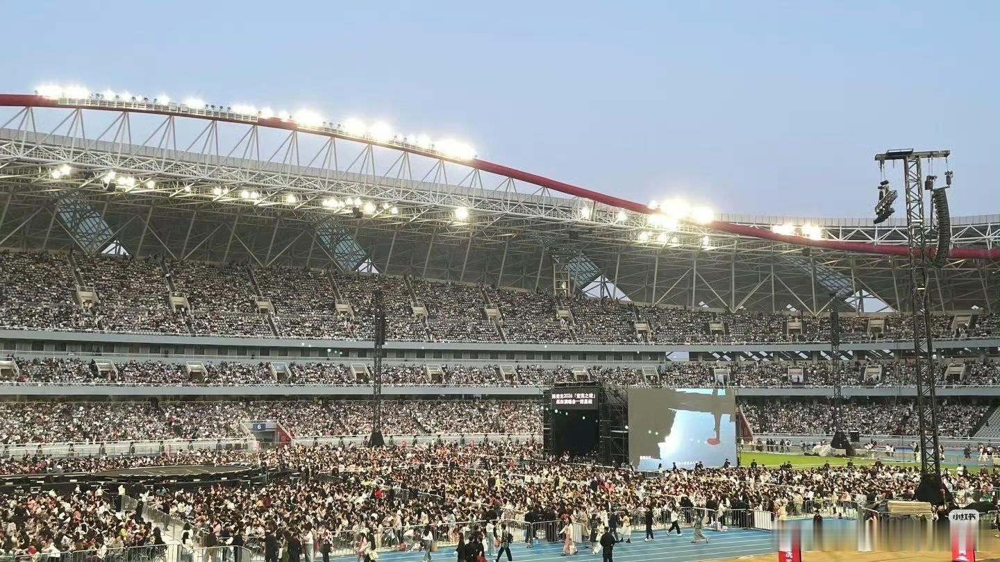 陈楚生演唱会上座率创新高🥳巡演热度一路走高，南昌站再度突破纪录，各大城市场场