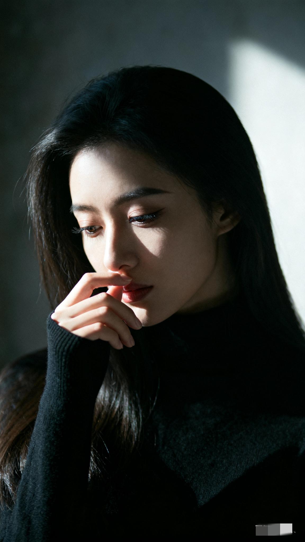 女人这一生，若世界没给你温柔，就把自己活成铠甲。不必等谁递伞，雨大了