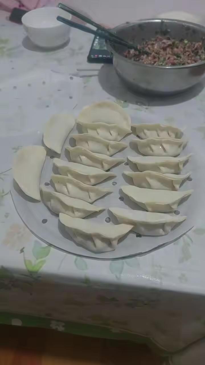 饺子你是喜欢吃蒸的还是煮的?我个人还是喜欢吃蒸的饺子，饺皮有弹性，而且馅里面还