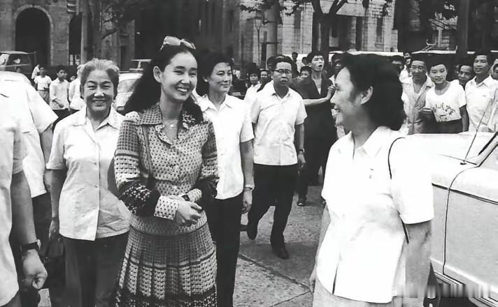 1977年，张瑞芳、白杨热情接待中野良子留影，中日文艺温情对话。彼时，影后张瑞芳