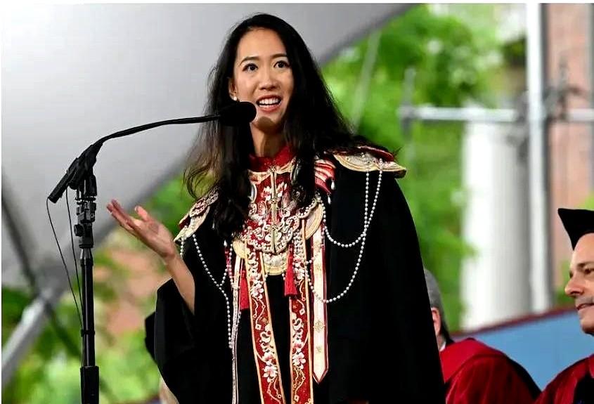 5月29日，在哈佛大学毕业典礼上，中国女孩蒋雨融代表毕业生演讲，呼吁“在分裂中保