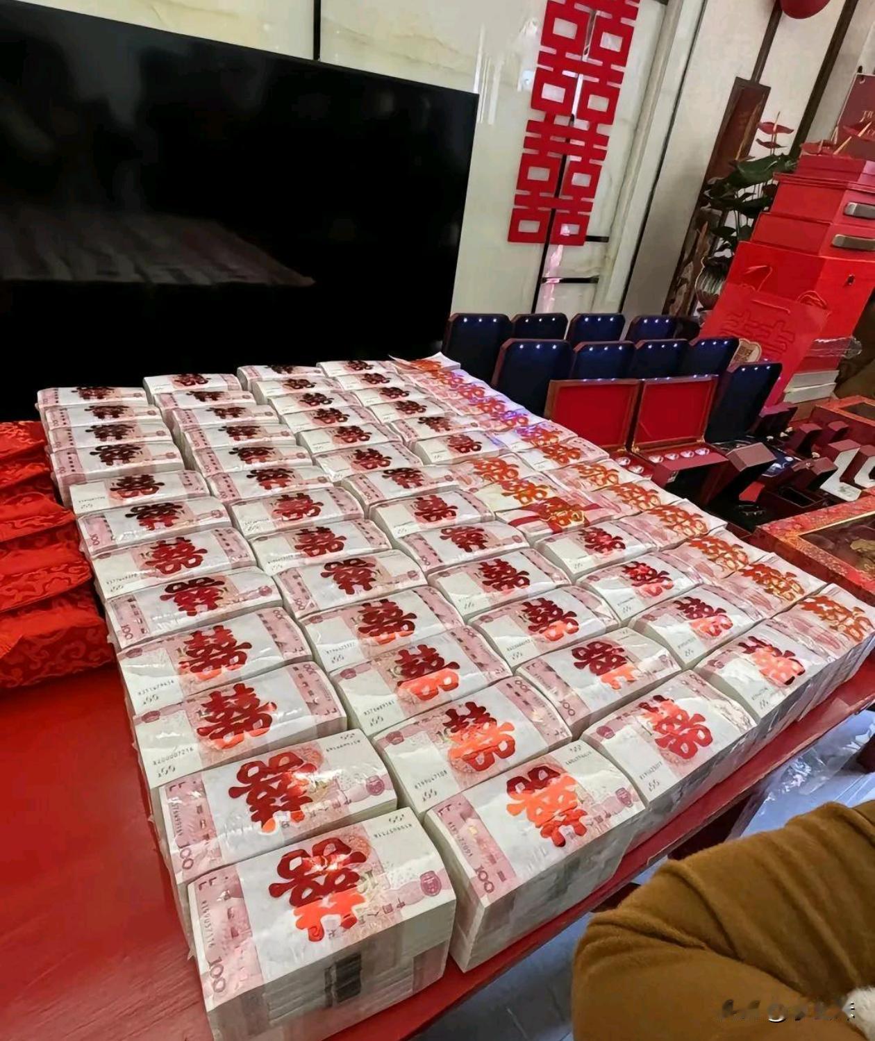 这哪里是订婚仪式啊？这是变相的展示财力