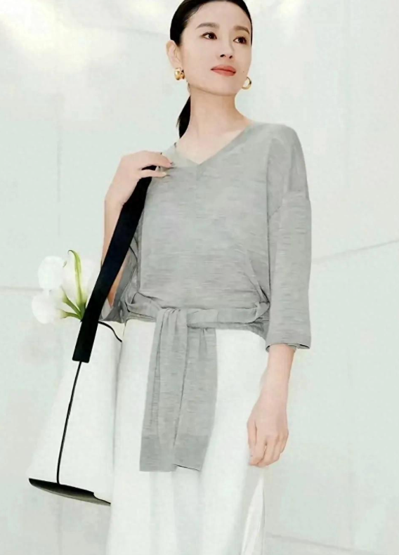 董洁身穿灰色上衣搭配白色半身裙，简约大方超级显好气质