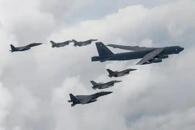 7月11日，大批B52轰炸机沿中朝边境飞行！当天，美日韩三国空军在济州岛以南