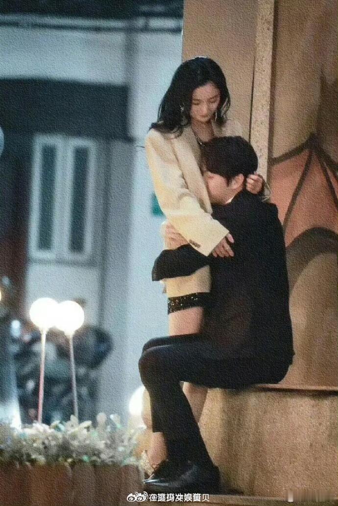 被杨幂抱着就不说了，头咋还扎进去了