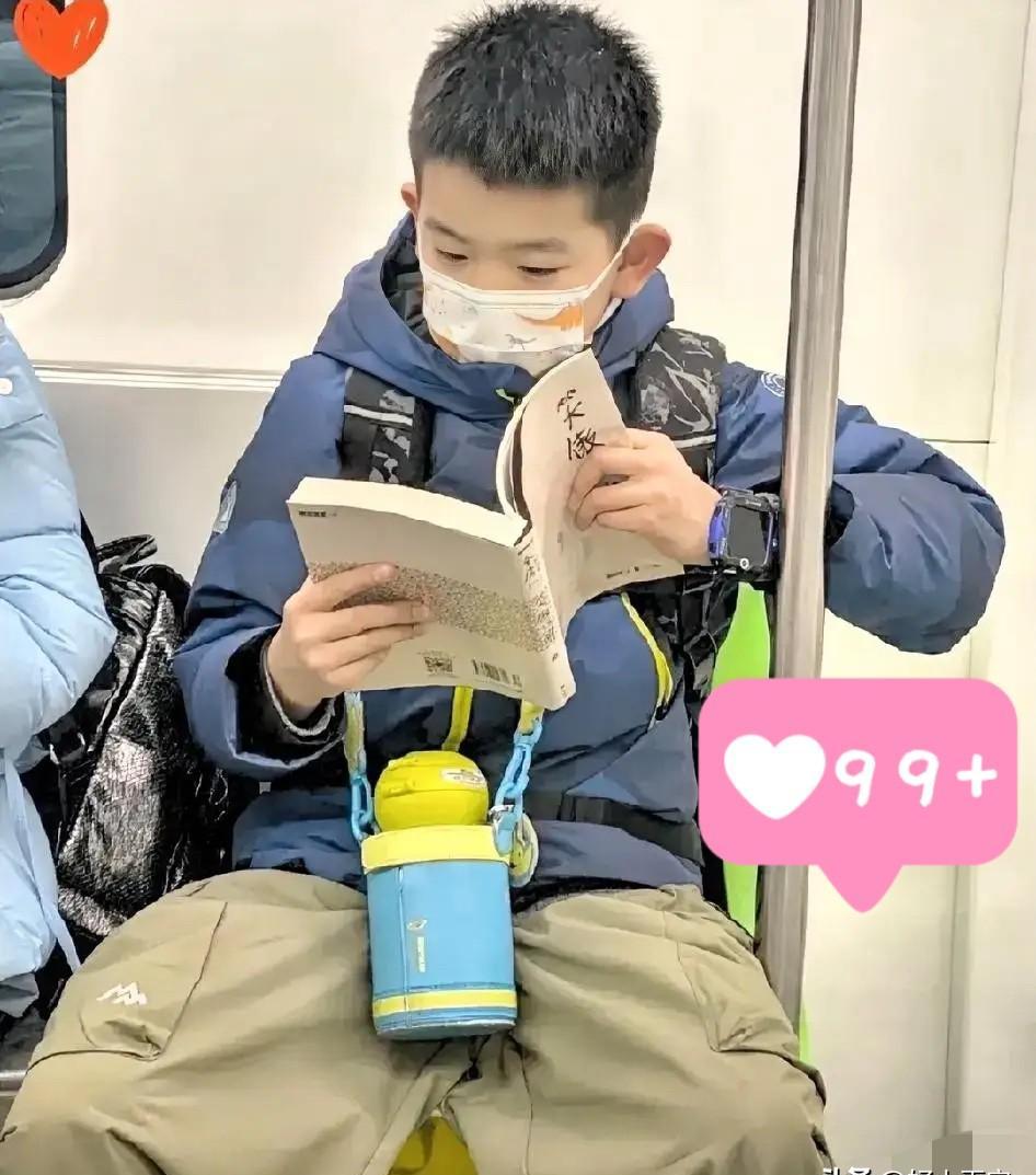 kids爱看小说，老师家长都头疼。可你真以为他们只是“走神”？研究说了，看对