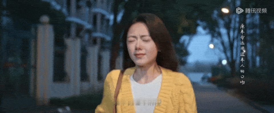 赵今麦把暗恋的甜与涩演活了聂曦光的暗恋是玻璃纸里的星星糖。赵今麦演绎时既保护了