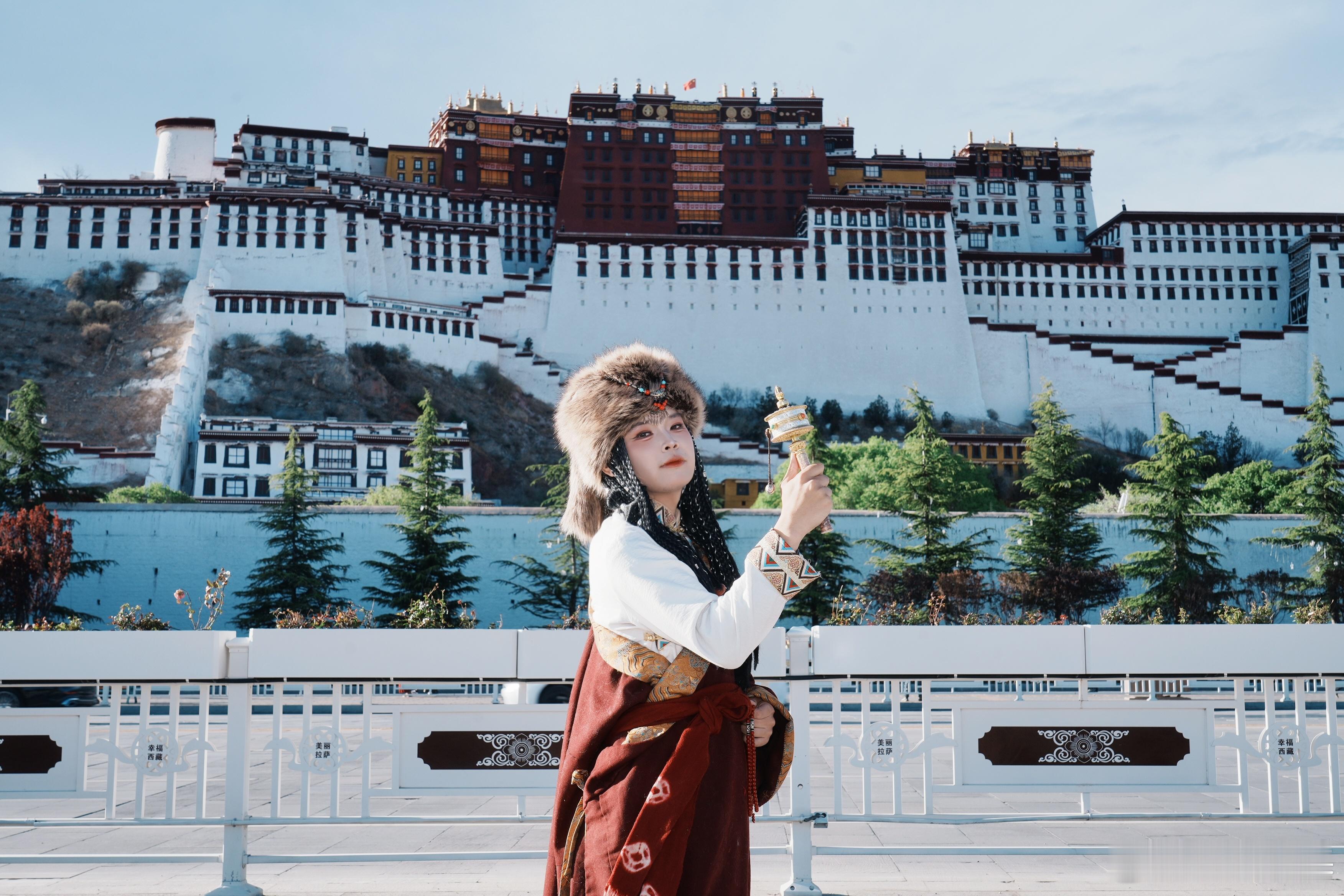 忘了发了前两天去拉萨，还拍了个藏族照片嗯，cos卓玛，够美吗兄弟们？​​​