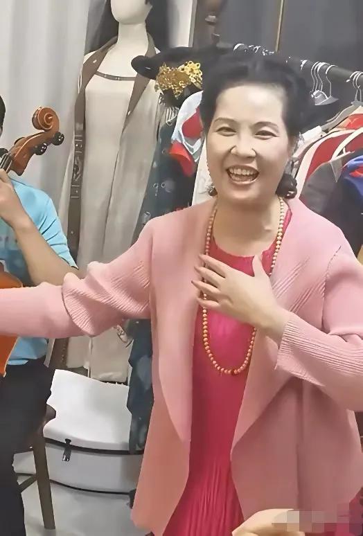 这是梦鸽在即兴为友人演唱，歌声甜美，表情自如，如果有李双江老师在身边做搭档，那更