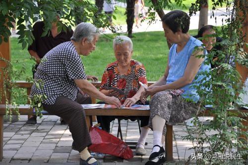 我又来唱反调了，什么社区养老，什么互助养老如果没有国家资金投入根本行不通，为啥这
