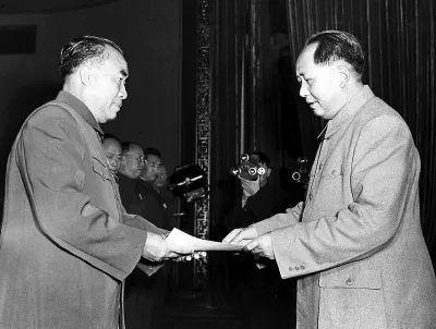 毛主席审阅开国初次大授衔将帅名单时突然问：“军中吕布”为何没有被列入？毛主