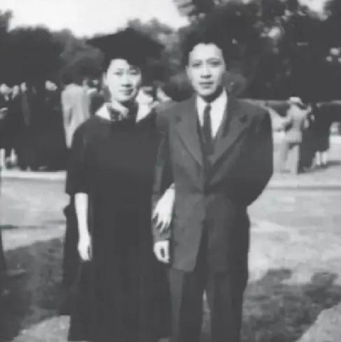 1933年，钱钟书追求燕大校花赵萝蕤，可赵萝蕤根本没有看上他，而是喜欢当时一文不