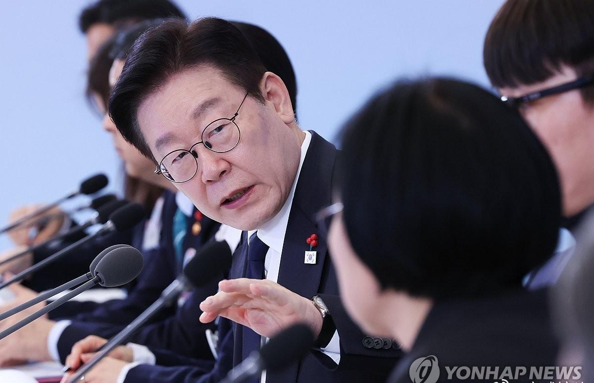 先不说其他的，韩国总统李在明在尊重历史这方面是值得肯定的。日本侵略者的罪恶是不允