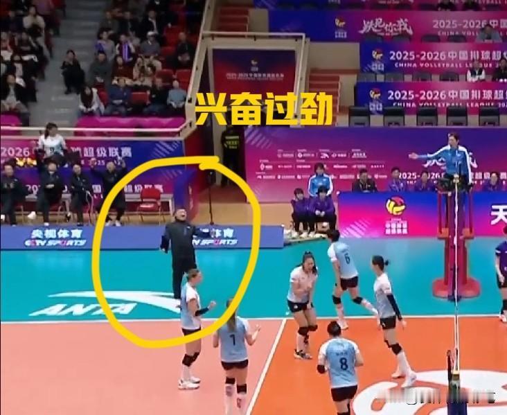 匡琦，一边挥拳，一边后仰，季后赛首场北京女排能赢天津女排，真得感谢匡琦教练[赞]