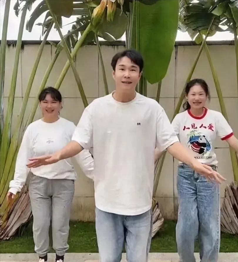 小沈阳一家三口还真是让人惊艳，女儿的身高已经超过了妈妈，但是颜值却是当中最丑的一