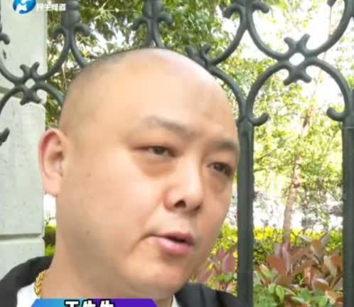 4月，河南一男子贷款25万买奔驰，刚提车就借给发小充场面，岂料，发小喝酒过量突然
