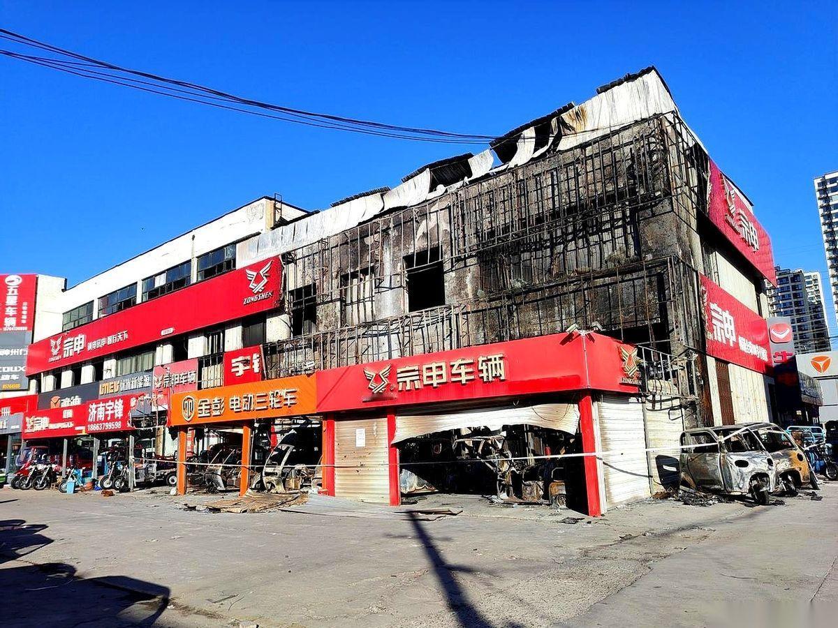 一辈子的心血，几个小时，就烧成了一堆黑炭。济南那个摩托车大世界，半夜里起的大火