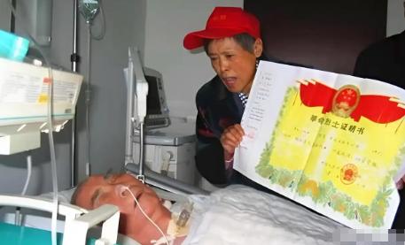 1998年，北京一位老人离世，养女在收拾遗物时，却被吓得找政府帮忙，原来那件破旧