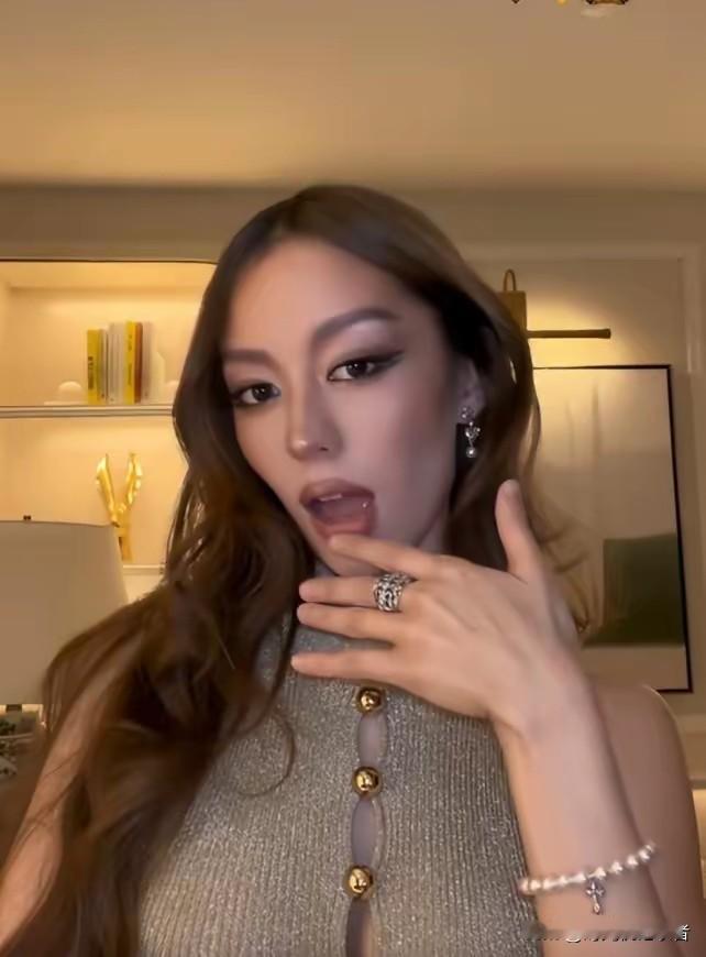 太吓人了，这是朗朗媳妇吗？这看起来完全不是一个人的感觉，吉娜这欧美妆也太抽象了，