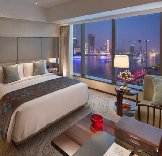 太离谱了！大年初一，女子为了孝敬母亲，带老人入住上万元的上海顶奢酒店。因长途飞行