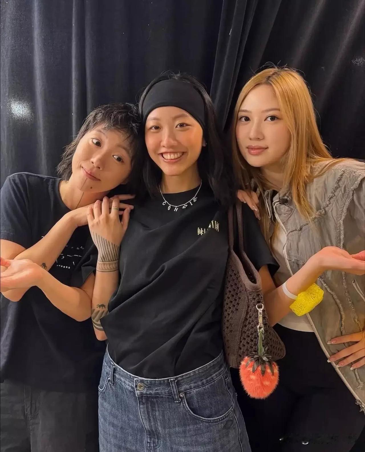 近日，王菲女儿窦靖童、陈奕迅女儿陈康堤、甄子丹女儿甄济如同框合照流出，三人都是歌