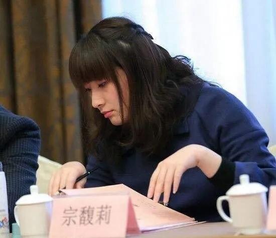 之前哈哈换代言人，媒体跟风说宗馥莉很蠢。咱就说，现在的豪门哪有蠢人，宗大小姐是真