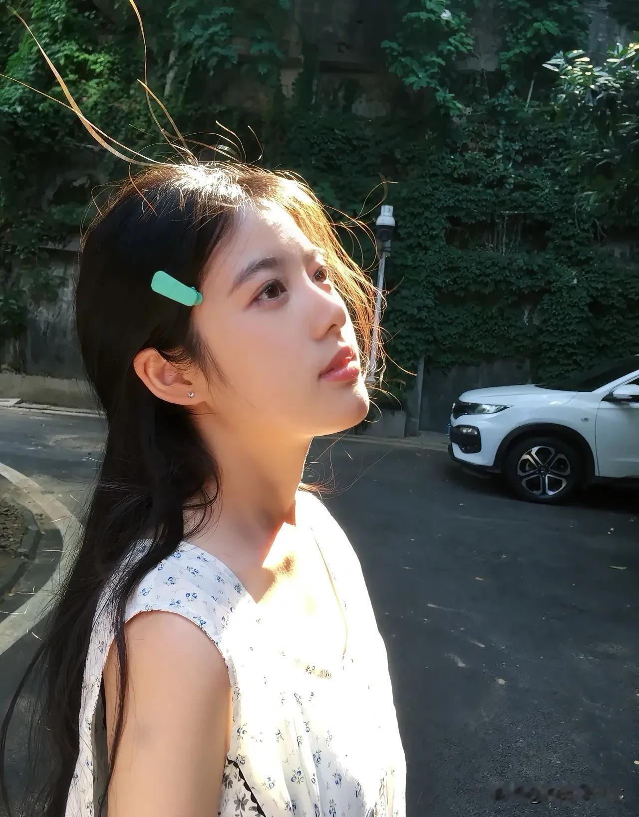 少女阳光下光影轻抚发梢，笑容比光更耀眼。生活是糖，甜度刚好
