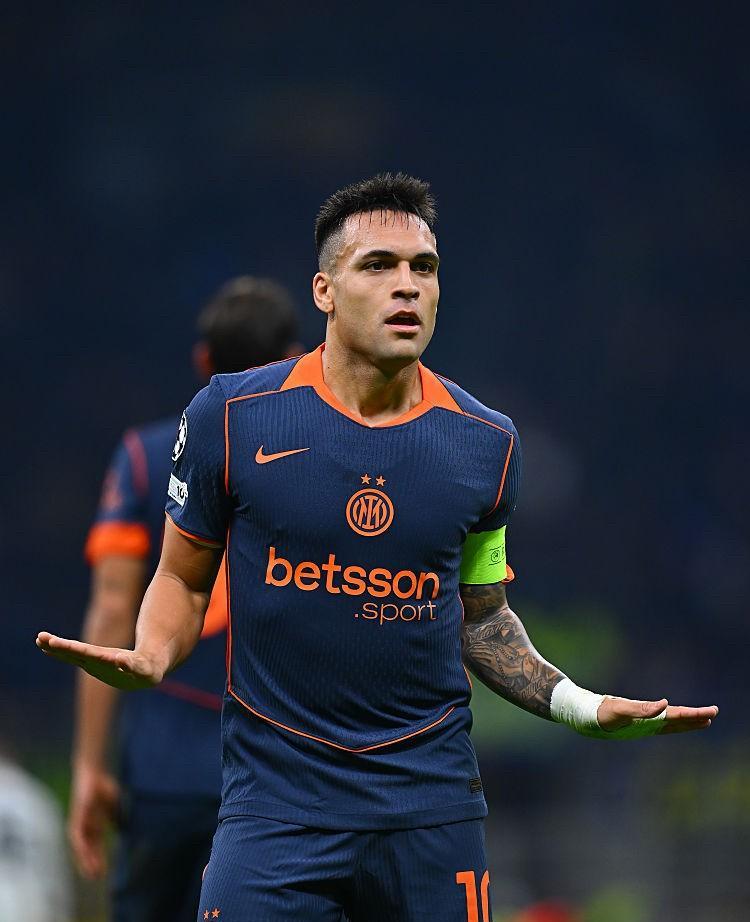 好兄弟一辈子！欧冠国际米兰2:1战胜凯拉特，上半场结束阶段拉塔罗打入一球。而劳