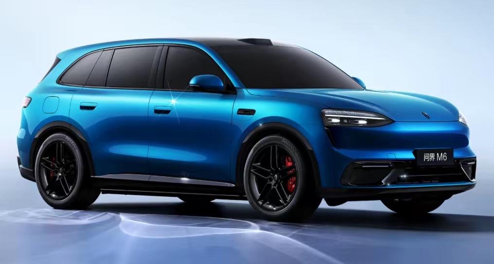 华为今天这场发布会，把汽车圈的技术底牌一口气亮了个遍。九款鸿蒙智行新车同台——