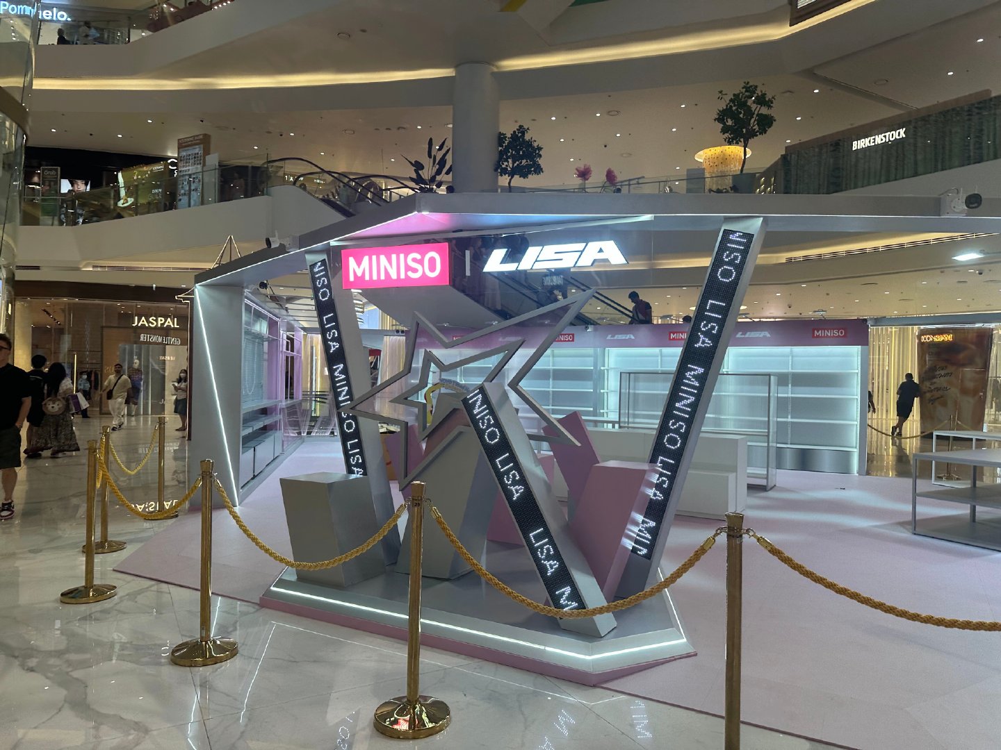 #LISA#💛#lisa名创优品#260831LISA名创优品泰国快闪相关图片｜明天正式开业啦！​