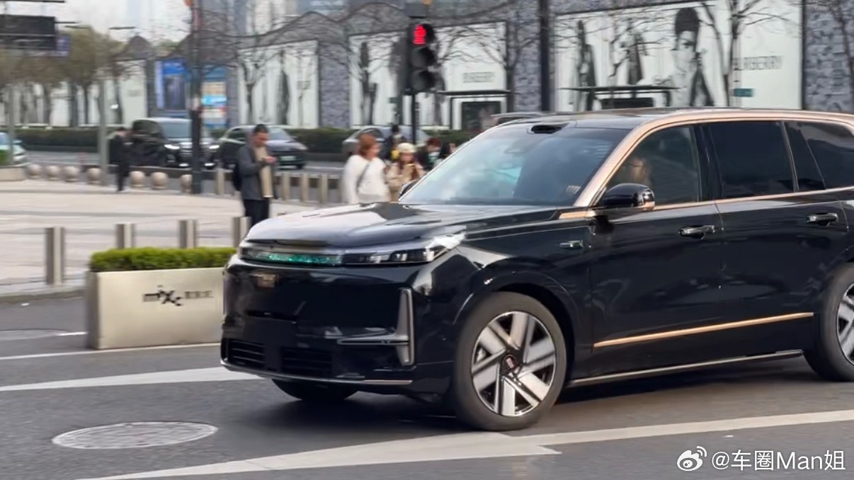 刚刷到吉利银河M9新款的路试街拍，真的给我看愣了隔着屏幕都能感觉到这台车要搞大动