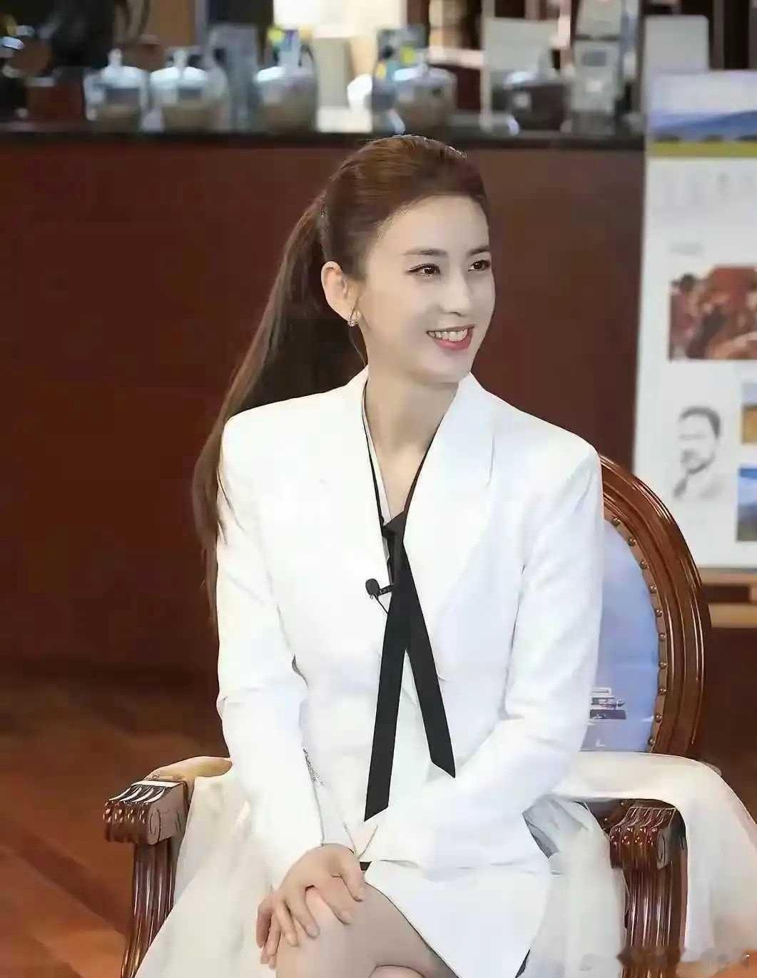 她比刘亦菲还要好看。主要她的颜值也太完美了