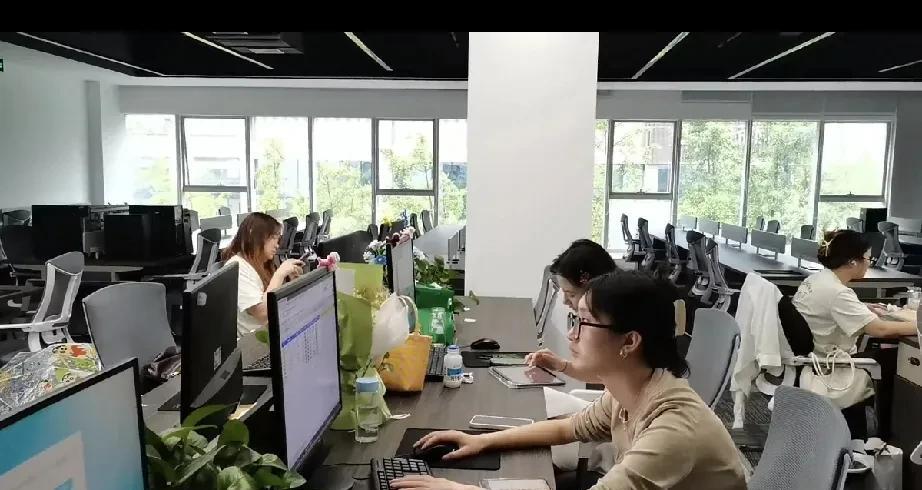 运维部门入职大概有2个多月的员工因为和部门领导吵架后愤然要离职，和公司谈条件时，