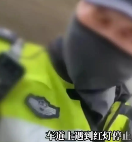 “法无禁止即可为，等红灯时开导航凭什么罚款？”上海浦东，一女子开车等红灯时，拿起