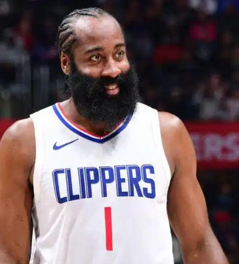 当年不换来哈登，快船肯定比现在强。用哈登的首轮和筹码换来一个合格的首发大前锋没