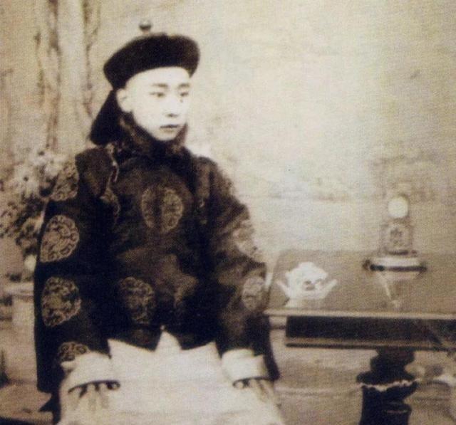 一天，慈禧太后正在午睡，突然听到宫女的嬉闹声。太监抓来涉事宫女准备鞭笞，刚脱下宫