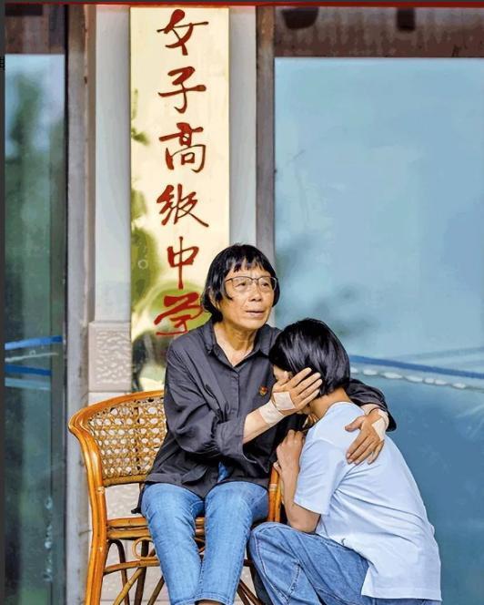 2009年，领导视察华坪女高时，发现女孩们的伙食只有青菜馒头、课桌只能靠砖头勉强