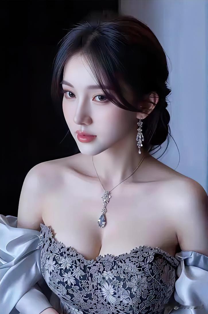 暗夜揉碎成蕾丝的纹，露肩裙盛着月光的银。珍珠垂落，碎钻流转，颈间坠着